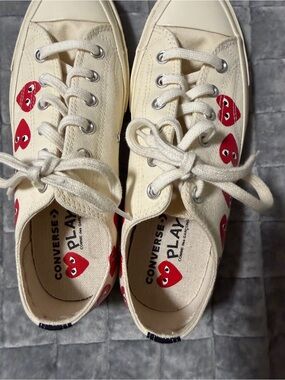 Converse PLAY Low-Top Kids Sneakers in Cream with Red Heart Motif
